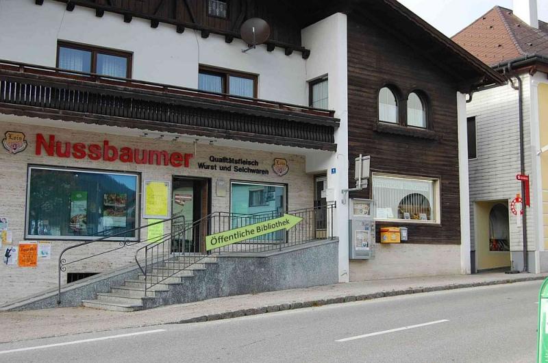 Außenansicht der ÖB der Pfarre Neukirchen und der Marktgemeinde Altmünster